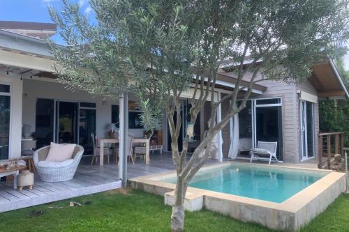 uma casa com piscina no quintal em Villa WABISABI cosy home em Punaauia