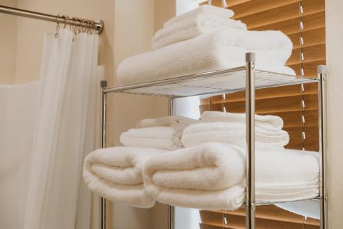 a bunch of towels on a towel rack in a bathroom at Log Cottages at Bryce Canyon #1 in Cannonville