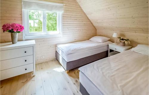 מיטה או מיטות בחדר ב-2 Bedroom Awesome Home In Kolczewo