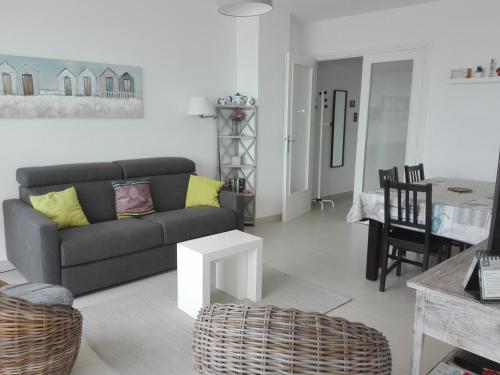 un salon avec un canapé et une table dans l'établissement Appartement T3, vue plage, 2 ch, centre Les Sables-d'Olonne - FR-1-331-51, à Les Sables-dʼOlonne