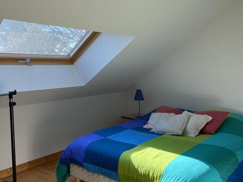 - une chambre avec un lit coloré et une fenêtre dans l'établissement Maison La Bernerie-en-Retz, 6 pièces, 8 personnes - FR-1-612-65, à La Bernerie-en-Retz