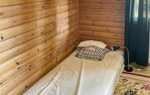 Habitación pequeña con cama en una pared de madera. en 2 Bedroom Cozy Home In Virsbo, en Virsbo Bruk