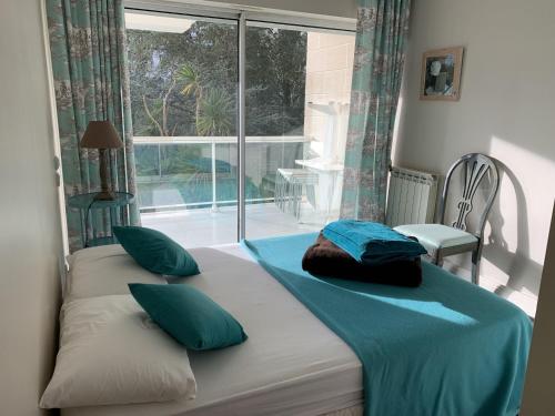 - un lit avec des oreillers dans une chambre avec une fenêtre dans l'établissement Appartement T3 Centre-ville Arcachon, Terrasse, Parking, WIFI - FR-1-374-71, à Arcachon