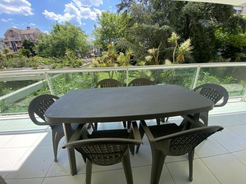 d'une table et de chaises gris sur un balcon. dans l'établissement Appartement T3 Centre-ville Arcachon, Terrasse, Parking, WIFI - FR-1-374-71, à Arcachon