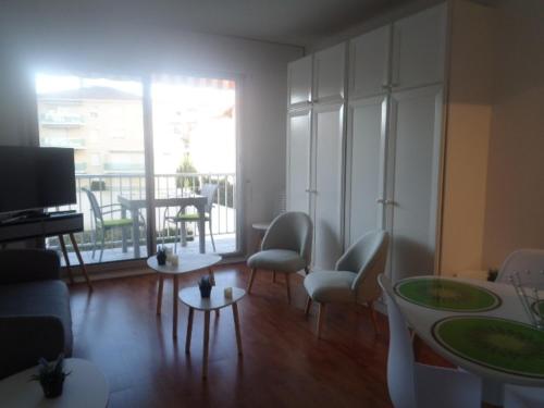 un salon avec un canapé, des chaises et une télévision dans l'établissement Studio 24m² au Centre d'Arcachon, proche Gare et Plage, Balcon Sud - FR-1-374-104, à Arcachon