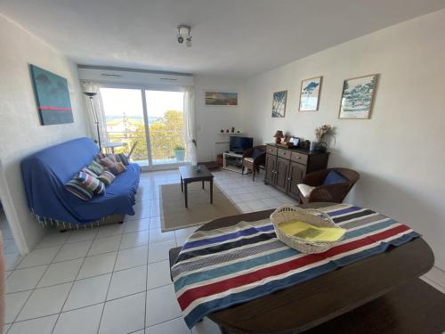 un salon avec un lit et un canapé dans l'établissement Bel Appartement Centre Arcachon, 4 Pers, Parking, Plage et Commerces à Proximité - FR-1-474-76, à Arcachon