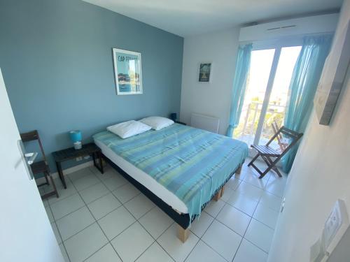 une chambre avec un lit dans une pièce avec une fenêtre dans l'établissement Bel Appartement Centre Arcachon, 4 Pers, Parking, Plage et Commerces à Proximité - FR-1-474-76, à Arcachon