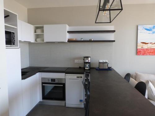 Photo de la galerie de l'établissement Appartement 1 chambre mer, plage, piscine, parking, clim, animaux admis - FR-1-194-216, à La Tranche-sur-Mer