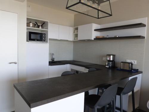 Photo de la galerie de l'établissement Appartement 1 chambre mer, plage, piscine, parking, clim, animaux admis - FR-1-194-216, à La Tranche-sur-Mer