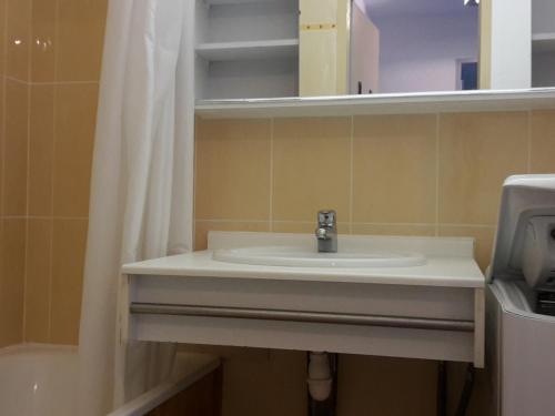 Appartement Skis aux Pieds, 4 Personnes, Balcon, Wifi Gratuit, Proche Commerces et Activités - FR-1-574-39