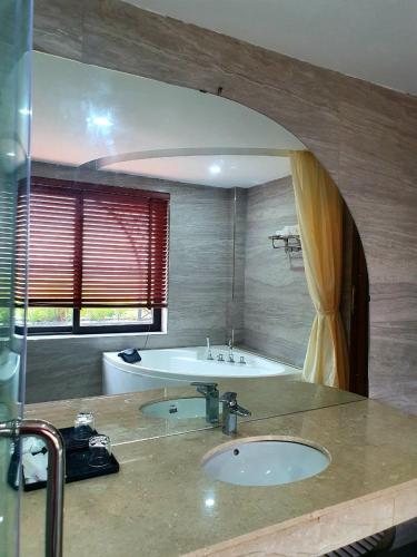 a bathroom with a sink and a bath tub at Khách sạn Đại Dương Diễn Châu - Nghệ An in Diễn Châu
