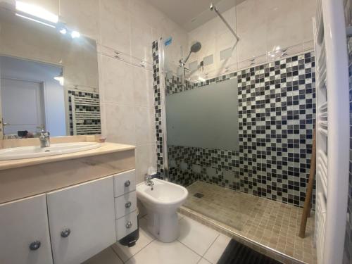 une salle de bain avec un lavabo, des toilettes et une douche dans l'établissement T3 à Arcachon avec vue mer, parking privé et Wi-Fi - FR-1-374-180, à Arcachon