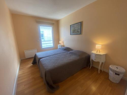 Un pat sau paturi într-o cameră la Appartement Arcachon, 3 pièces, 6 personnes - FR-1-374-180