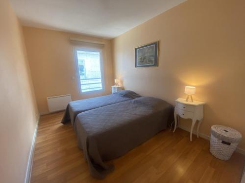 une petite chambre avec un lit et une fenêtre dans l'établissement T3 à Arcachon avec vue mer, parking privé et Wi-Fi - FR-1-374-180, à Arcachon