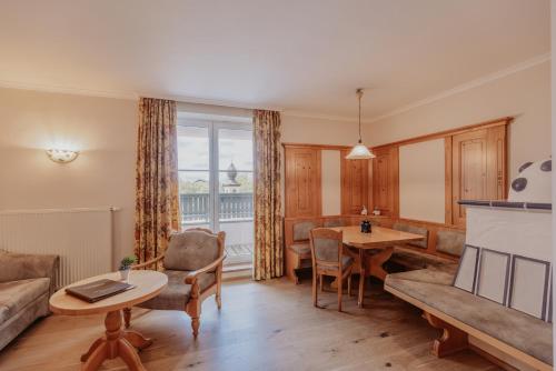 - un salon avec un canapé et une table dans l'établissement Landhotel Gschirnwirt, à Eugendorf