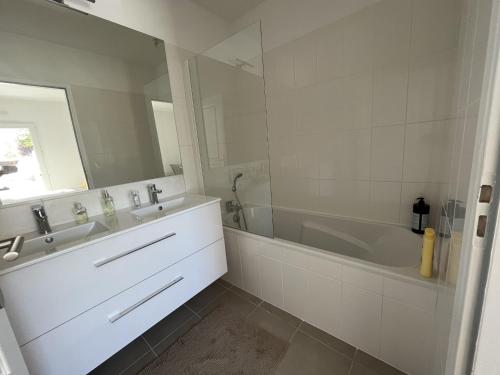 Photo de la galerie de l'établissement T3 en centre d'Arcachon, 2 min plage, 5 min gare, balcon, parking sécurisé, WIFI, ménage inclus - FR-1-374-193, à Arcachon