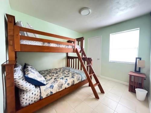 a bedroom with two bunk beds and a window at Sunset Charlotte - Home away from home in Port Charlotte