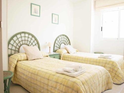 ein Schlafzimmer mit zwei Betten mit Handtüchern darauf in der Unterkunft ApartUP Spectacular Beach View in Oropesa del Mar