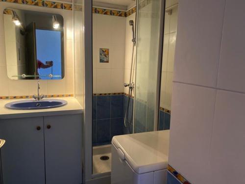 une salle de bain avec un lavabo et une douche avec un miroir dans l'établissement Appartement avec balcon-terrasse, parking privatif et accès plage à Longeville-sur-Mer - FR-1-336-28, à Longeville-sur-Mer