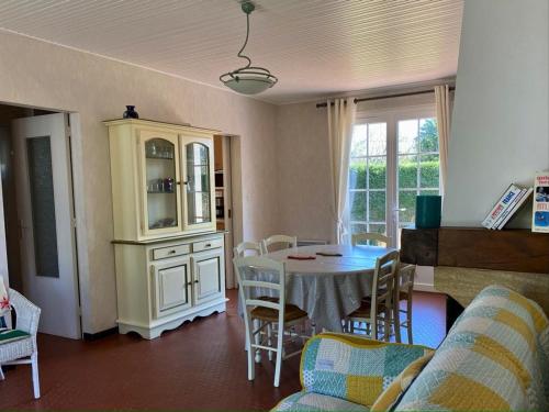 濱海隆熱維勒的住宿－Maison Longeville-sur-Mer, 4 pièces, 6 personnes - FR-1-336-99，一间带桌椅的客厅和一间厨房