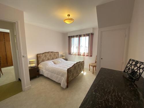 une chambre avec un lit, une chaise et une table dans l'établissement Maison de ville 5 chambres à Lorient avec jardinet et garage, proche centre, 10 couchages, WiFi - FR-1-349-152, à Lorient