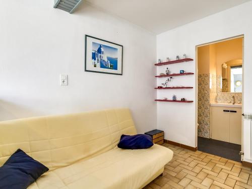 a living room with a couch and a kitchen at Villa T4 à Biscarrosse Plage, jardin privé, WiFi, 50m de la plage, 6 personnes - FR-1-521-150 in Biscarrosse