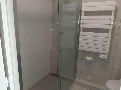 La salle de bains est pourvue d'une douche en verre et de toilettes. dans l'établissement Studio aux Sables-d'Olonne: Plage et commerces à proximité - FR-1-92-902, à Les Sables-dʼOlonne
