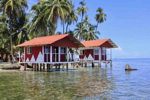 dos casas en un muelle en el agua en Private Over-Water Cabin on paradise San Blas island, en Waisalatupo