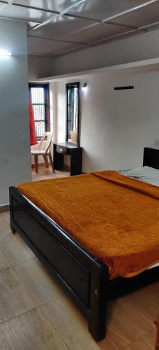 een slaapkamer met een groot bed in een kamer bij RC HOMESTAY in Kodaikānāl