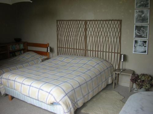 a bedroom with two twin beds and a lamp at B&B "Les Remparts" in Vouvant