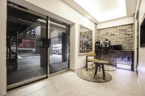 um quarto com uma mesa e uma parede de tijolos em Number 25 Hotel Gimhae Eobang em Gimhae