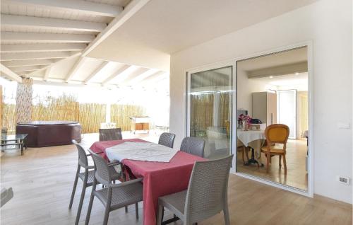 Un comedor con mesa y sillas en Stunning Home In Pozzallo With Sauna, en Pozzallo