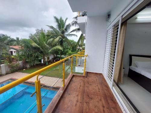 - Balcón con vistas a un dormitorio y a la piscina en Nilaya Nest Away, en Alibaug