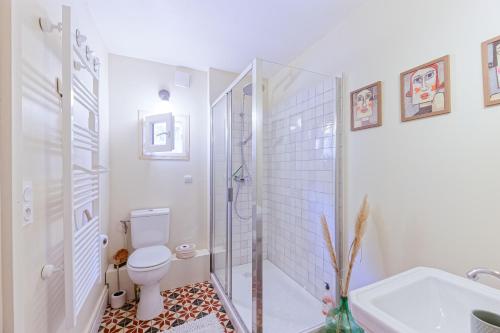 uma casa de banho com um chuveiro, um WC e um lavatório. em GÎTE AZKENDANTZA 2a6 PERS AVEC CARAVANE INSOLITE em Ascain
