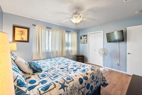 um quarto com uma cama e uma ventoinha de tecto em Sugar Beach D17 em Navarre