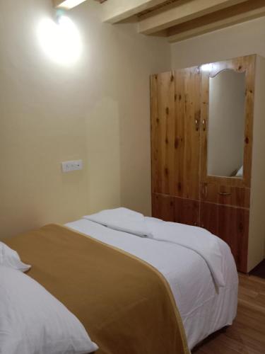 Postel nebo postele na pokoji v ubytování Shingkula guest house zanskar