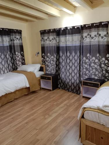 Postel nebo postele na pokoji v ubytování Shingkula guest house zanskar