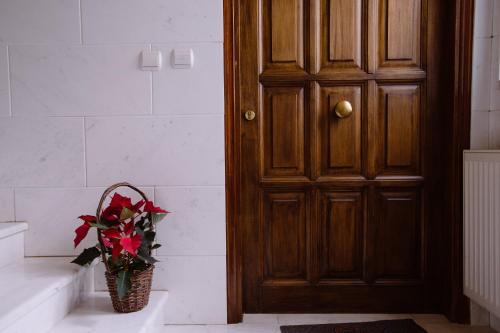 een deur met een vaas met bloemen naast een deur bij Papastavrou Apartments in Kalavrita