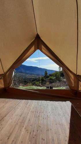 einen Blick von der Innenseite eines Zeltes mit einem Fenster in der Unterkunft La finca del don Ganapati in San Bartolomé de Tirajana