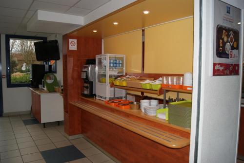 a food counter in a restaurant with a counter sidx sidx at ibis budget Nevers Varennes Vauzelles in Varennes Vauzelles