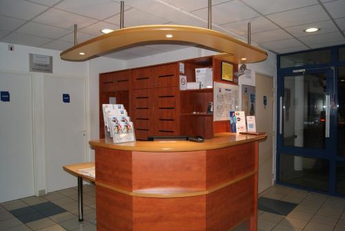 a kitchen with a counter in a room at ibis budget Nevers Varennes Vauzelles in Varennes Vauzelles