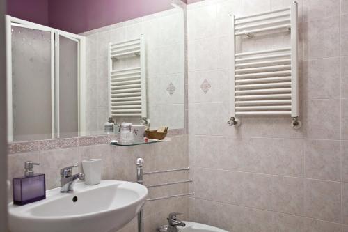 łazienka z umywalką i lustrem w obiekcie Happy Stay Guesthouse w Rzymie