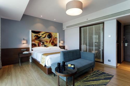 Ein Bett oder Betten in einem Zimmer der Unterkunft Svenska Design Hotel Kakinada