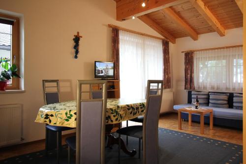 Habitación con mesa, cama y sofá en Appartement Kuen en Zell am Ziller