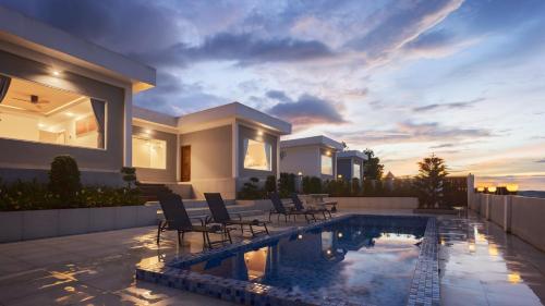 Villa con piscina al atardecer en Pidoma Resort, en Sen Monorom