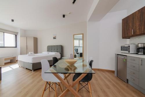 cocina y comedor con mesa y cama en Leochares Lifestyle Apartments - Self check-in, en Atenas