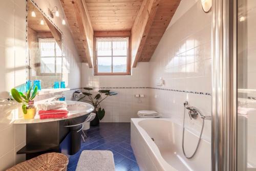 ein Badezimmer mit einer Badewanne und einem Waschbecken in der Unterkunft Bbmarlene in Bozen