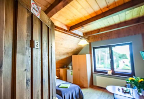 Ένα ή περισσότερα κρεβάτια σε δωμάτιο στο Weekend house w lesie, na Kaszubach