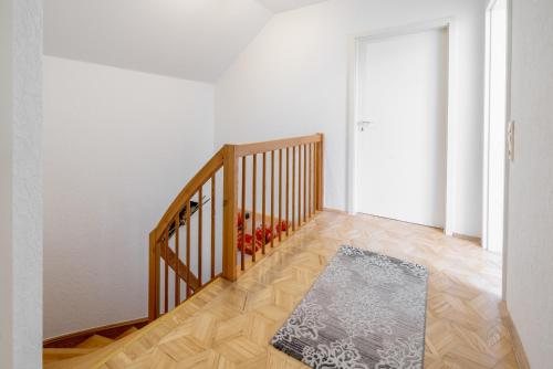 una camera con scala e tappeto sul pavimento di Private Rooms ad Hannover