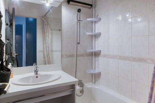 a bathroom with a sink and a shower and a tub at Le Val 1800 - Appartement avec Terrasse in Valmeinier